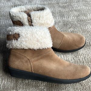 Vionic Tan Winter Boots with Cream Fur